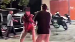 Dua Kelompok WNA Baku Hantam di Jalan Pantai Berawa