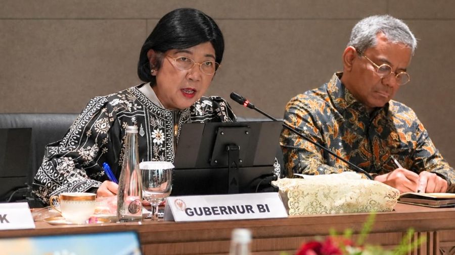 Gubernur Bank Indonesia, Destry Damayanti dan Menteri Keuangan, Suahasil Nazara saat mengikuti rapat koordinasi dengan Wakil Ketua DPR,  Sufmi Dasco Ahmad di Gedung Nusantara III, Kompleks Parlemen, Jakarta. (Instagram/sufmi_dasco)