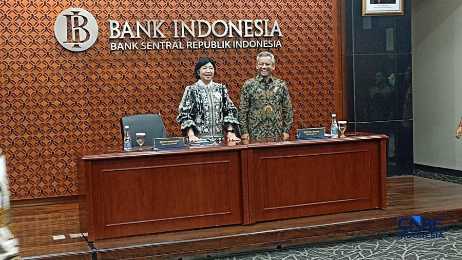 Gubernur Bank Indonesia, Destry Damayanti dan Menteri Keuangan, Suahasil Nazara saat menyampaikan konferensi pers terkait Sinergi Kebijakan Moneter & Fiskal di Ruang Konferensi Pers, Gedung Thamrin, Bank Indonesia, Jakarta, Kamis (24/9/2026). (CNBC I