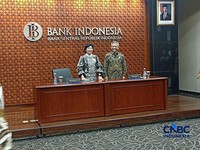 Gubernur Bank Indonesia, Destry Damayanti dan Menteri Keuangan, Suahasil Nazara saat menyampaikan konferensi pers terkait Sinergi Kebijakan Moneter & Fiskal di Ruang Konferensi Pers, Gedung Thamrin, Bank Indonesia, Jakarta, Kamis (24/9/2026). (CNBC I