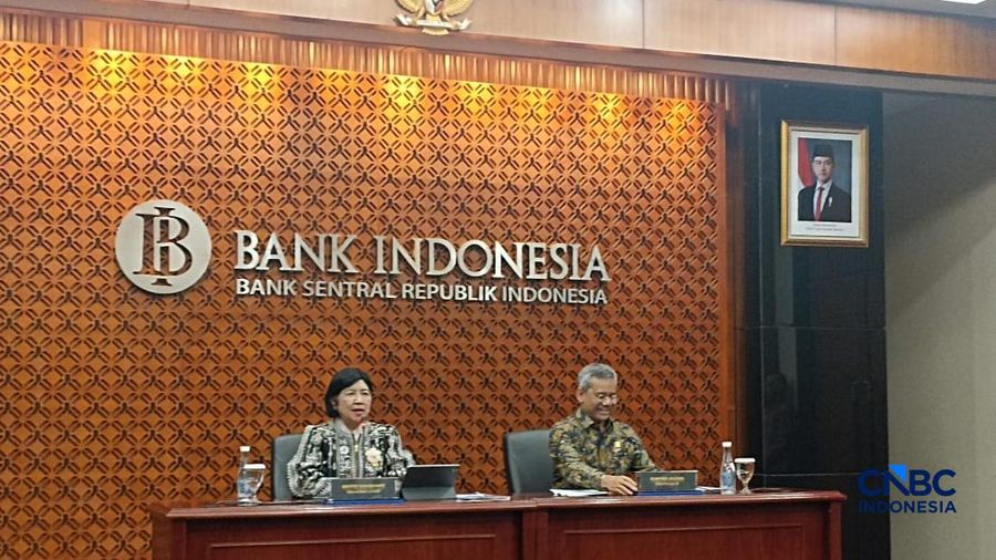 Gubernur Bank Indonesia, Destry Damayanti dan Menteri Keuangan, Suahasil Nazara saat menyampaikan konferensi pers terkait Sinergi Kebijakan Moneter & Fiskal di Ruang Konferensi Pers, Gedung Thamrin, Bank Indonesia, Jakarta, Kamis (24/9/2026). (CNBC I