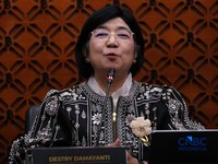 Gubernur BI Destry Damayanti dalam Konferensi Pers Sinergi Kebijakan Moneter & Fiskal di Ruang Konferensi Pers, Gedung Thamrin Lantai 1, Bank Indonesia, Jakarta Pusat, Kamis (24/9/2026). (CNBC Indonesia/Muhamad Sabki)