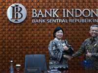 Gubernur BI Destry Damayanti dan Menteri Keuangan Suahasil Nazara dalam Konferensi Pers Sinergi Kebijakan Moneter & Fiskal di Ruang Konferensi Pers, Gedung Thamrin Lantai 1, Bank Indonesia, Jakarta Pusat, Kamis, (24/9/2026). (CNBC Indonesia/Muhamad S