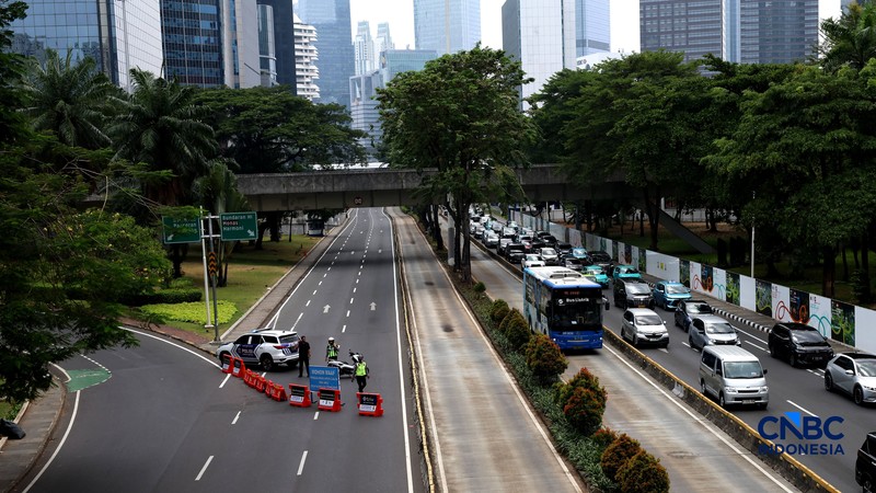 Suasana jalan di sepanjang jalan Sudirman pantauan dari jembatan pinisi, Jakarta, Kamis, (24/9/2026). (CNBC Indonesia/Muhammad Sabki)