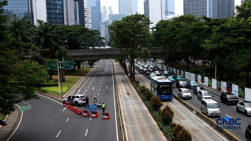 Jalan Sudirman yang sudah ditutup Polantas jelang demo Buruh di Bundaran HI, Jakarta, Kamis, (24/9/2026).