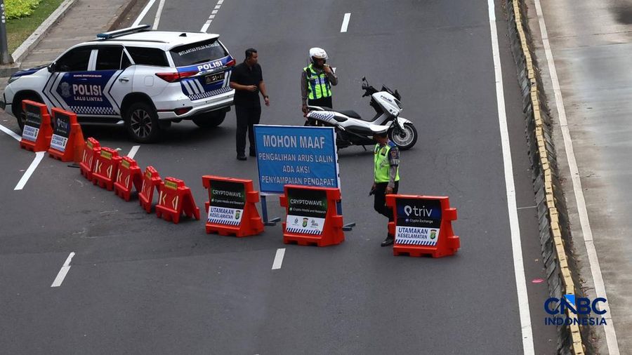 Jalan Sudirman yang sudah ditutup Polantas jelang demo Buruh di Bundaran HI, Jakarta, Kamis, (24/9/2026).