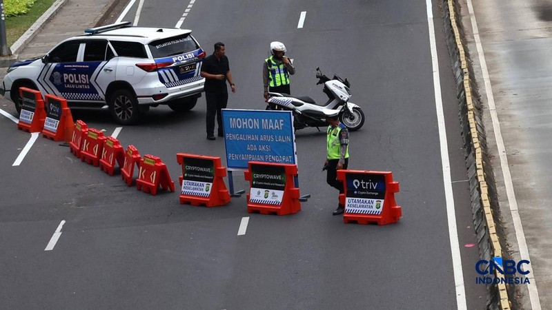 Jalan Sudirman yang sudah ditutup Polantas jelang demo Buruh di Bundaran HI, Jakarta, Kamis, (24/9/2026).