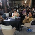 (Kiri-Kanan) Direktur Jenderal Minyak dan Gas Bumi Kementerian ESDM RI, Laode Sulaeman, Ketua Komisi XI DPR RI, Mukhamad Misbakhun, dan Wakil Ketua Komisi XII DPR RI, Sugeng Suparwoto menyampaikan paparan dalam acara Coffe Morning di Parle, Senayan,