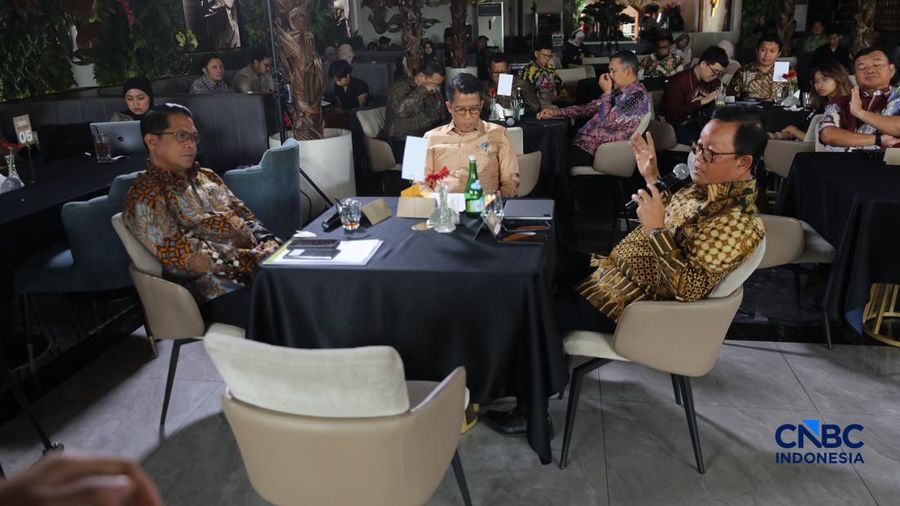 (Kiri-Kanan) Direktur Jenderal Minyak dan Gas Bumi Kementerian ESDM RI, Laode Sulaeman, Ketua Komisi XI DPR RI, Mukhamad Misbakhun, dan Wakil Ketua Komisi XII DPR RI, Sugeng Suparwoto menyampaikan paparan dalam acara Coffe Morning di Parle, Senayan,