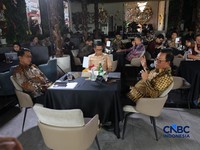 (Kiri-Kanan) Direktur Jenderal Minyak dan Gas Bumi Kementerian ESDM RI, Laode Sulaeman, Ketua Komisi XI DPR RI, Mukhamad Misbakhun, dan Wakil Ketua Komisi XII DPR RI, Sugeng Suparwoto menyampaikan paparan dalam acara Coffe Morning di Parle, Senayan,