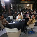(Kiri-Kanan) Direktur Jenderal Minyak dan Gas Bumi Kementerian ESDM RI, Laode Sulaeman, Ketua Komisi XI DPR RI, Mukhamad Misbakhun, dan Wakil Ketua Komisi XII DPR RI, Sugeng Suparwoto menyampaikan paparan dalam acara Coffe Morning di Parle, Senayan,