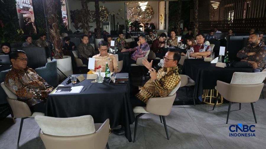 (Kiri-Kanan) Direktur Jenderal Minyak dan Gas Bumi Kementerian ESDM RI, Laode Sulaeman, Ketua Komisi XI DPR RI, Mukhamad Misbakhun, dan Wakil Ketua Komisi XII DPR RI, Sugeng Suparwoto menyampaikan paparan dalam acara Coffe Morning di Parle, Senayan,