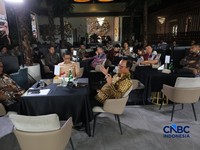 (Kiri-Kanan) Direktur Jenderal Minyak dan Gas Bumi Kementerian ESDM RI, Laode Sulaeman, Ketua Komisi XI DPR RI, Mukhamad Misbakhun, dan Wakil Ketua Komisi XII DPR RI, Sugeng Suparwoto menyampaikan paparan dalam acara Coffe Morning di Parle, Senayan,