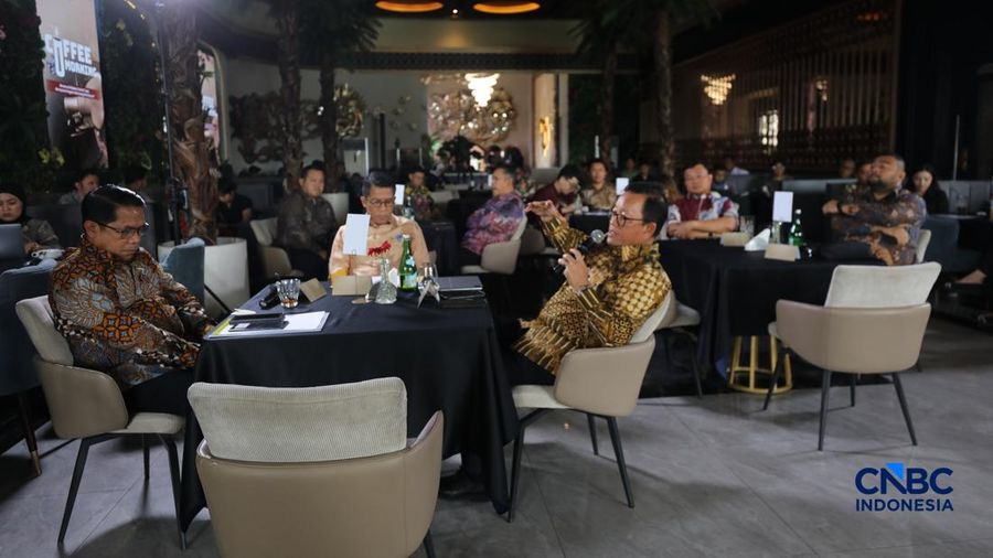 (Kiri-Kanan) Direktur Jenderal Minyak dan Gas Bumi Kementerian ESDM RI, Laode Sulaeman, Ketua Komisi XI DPR RI, Mukhamad Misbakhun, dan Wakil Ketua Komisi XII DPR RI, Sugeng Suparwoto menyampaikan paparan dalam acara Coffe Morning di Parle, Senayan,
