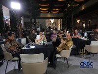 (Kiri-Kanan) Direktur Jenderal Minyak dan Gas Bumi Kementerian ESDM RI, Laode Sulaeman, Ketua Komisi XI DPR RI, Mukhamad Misbakhun, dan Wakil Ketua Komisi XII DPR RI, Sugeng Suparwoto menyampaikan paparan dalam acara Coffe Morning di Parle, Senayan,