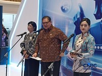 (Kiri-Kanan) Gubernur Bank Indonesia, Destry Damayanti, Menko Bidang Perekonomian, Airlangga Hartarto, dan Ketua Dewan Komisioner OJK, Friderica Widyasari Dewi saat menghadiri FEKDI x IFSE 2026 di Jakarta International Convention Center (JICC), Senay