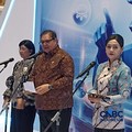 (Kiri-Kanan) Gubernur Bank Indonesia, Destry Damayanti, Menko Bidang Perekonomian, Airlangga Hartarto, dan Ketua Dewan Komisioner OJK, Friderica Widyasari Dewi saat menghadiri FEKDI x IFSE 2026 di Jakarta International Convention Center (JICC), Senay