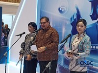 (Kiri-Kanan) Gubernur Bank Indonesia, Destry Damayanti, Menko Bidang Perekonomian, Airlangga Hartarto, dan Ketua Dewan Komisioner OJK, Friderica Widyasari Dewi saat menghadiri FEKDI x IFSE 2026 di Jakarta International Convention Center (JICC), Senay