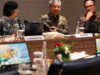 (Kiri-kanan) Gubernur Bank Indonesia, Destry Damayanti, Menteri Keuangan, Suahasil Nazara dan COO Danantara, Dony Oskaria saat mengikuti rapat koordinasi dengan Wakil Ketua DPR,  Sufmi Dasco Ahmad di Gedung Nusantara III, Kompleks Parlemen, Jakarta.