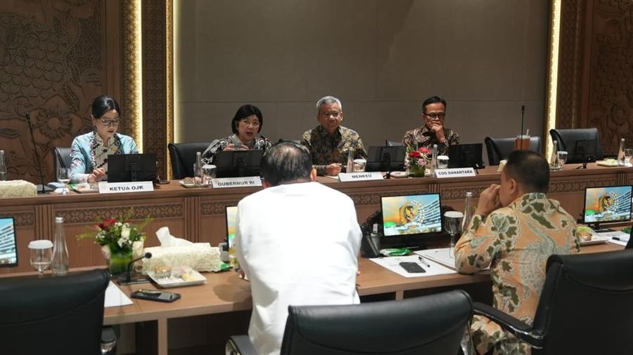(Kiri-kanan) Ketua OJK, Friderica Widyasari Dewi, Gubernur Bank Indonesia, Destry Damayanti, Menteri Keuangan, Suahasil Nazara dan COO Danantara, Dony Oskaria saat mengikuti rapat koordinasi dengan Wakil Ketua DPR, Sufmi Dasco Ahmad di Gedung Nusanta