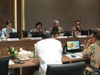 (Kiri-kanan) Ketua OJK, Friderica Widyasari Dewi, Gubernur Bank Indonesia, Destry Damayanti, Menteri Keuangan, Suahasil Nazara dan COO Danantara, Dony Oskaria saat mengikuti rapat koordinasi dengan Wakil Ketua DPR, Sufmi Dasco Ahmad di Gedung Nusanta