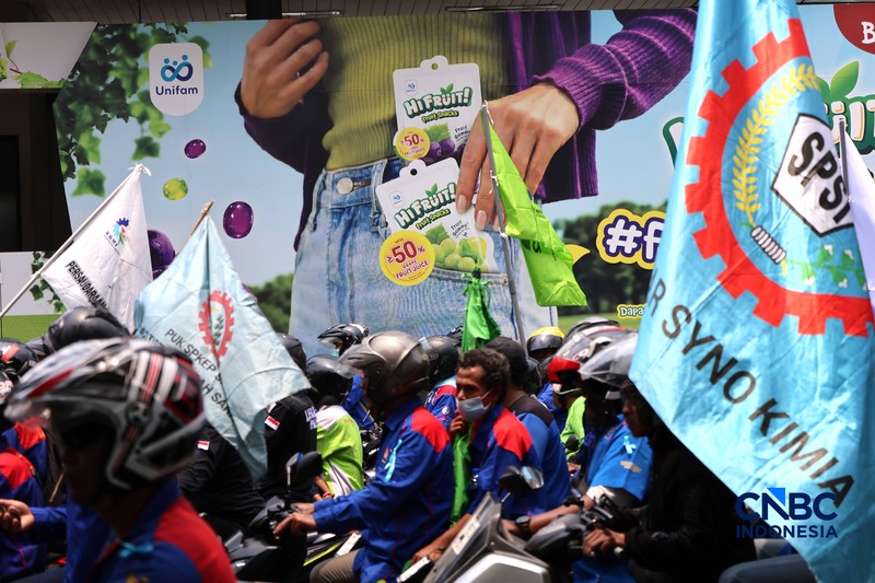 Konvoi buruh menggunakan sepeda motor melintas di kawasan Jalan Jenderal Sudirman-MH Thamrin, Jakarta, Kamis (24/9/2026). (CNBC Indonesia/Muhammad Sabki)