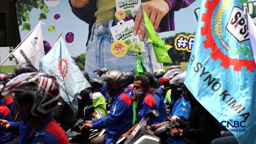 Konvoi buruh menggunakan sepeda motor melintas di kawasan Jalan Jenderal Sudirman-MH Thamrin, Jakarta, Kamis (24/9/2026). (CNBC Indonesia/Muhammad Sabki)