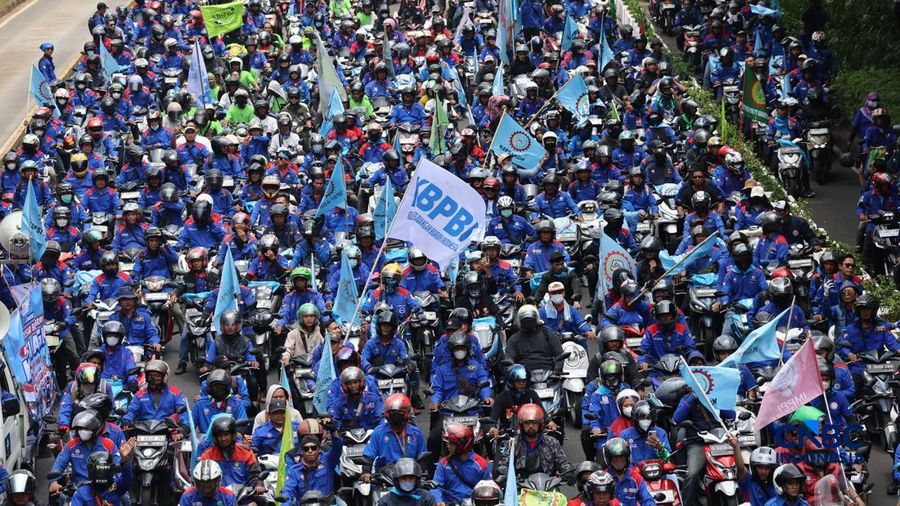 Konvoi buruh menggunakan sepeda motor melintas di kawasan Jalan Jenderal Sudirman-MH Thamrin, Jakarta, Kamis (24/9/2026). (CNBC Indonesia/Muhammad Sabki)