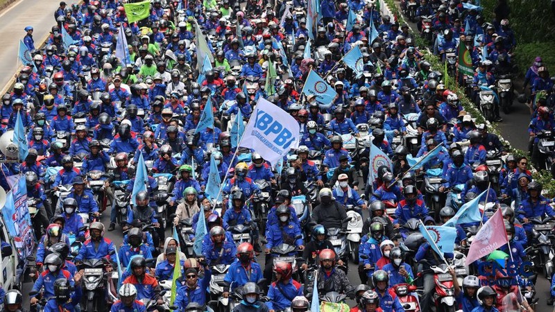Konvoi buruh menggunakan sepeda motor melintas di kawasan Jalan Jenderal Sudirman-MH Thamrin, Jakarta, Kamis (24/9/2026). (CNBC Indonesia/Muhammad Sabki)
