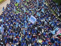 Lautan Manusia-Massa Demo Buruh Konvoi Motor Padati Jalan Sudirman