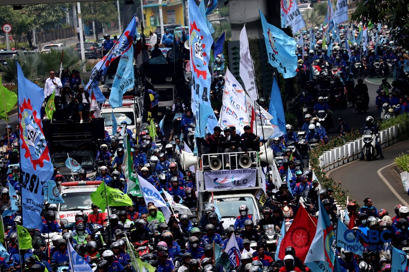 Konvoi buruh menggunakan sepeda motor melintas di kawasan Jalan Jenderal Sudirman-MH Thamrin, Jakarta, Kamis (24/9/2026). (CNBC Indonesia/Muhammad Sabki)