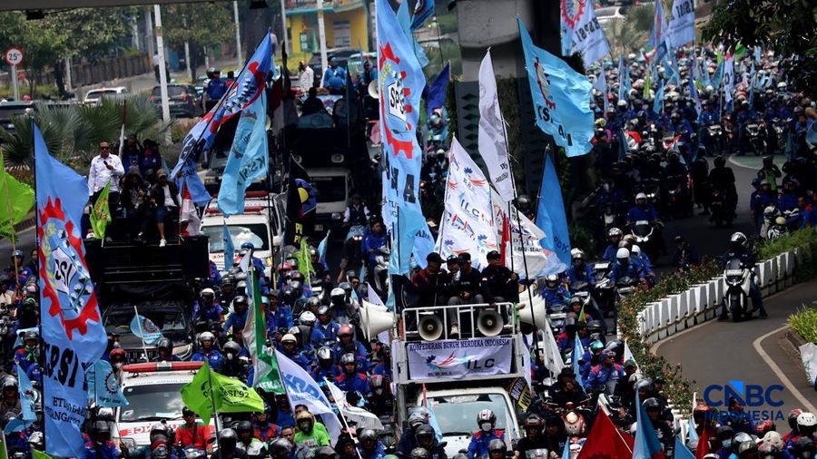 Konvoi buruh menggunakan sepeda motor melintas di kawasan Jalan Jenderal Sudirman-MH Thamrin, Jakarta, Kamis (24/9/2026). (CNBC Indonesia/Muhammad Sabki)