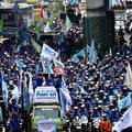 Konvoi buruh menggunakan sepeda motor melintas di kawasan Jalan Jenderal Sudirman-MH Thamrin, Jakarta, Kamis (24/9/2026). (CNBC Indonesia/Muhammad Sabki)