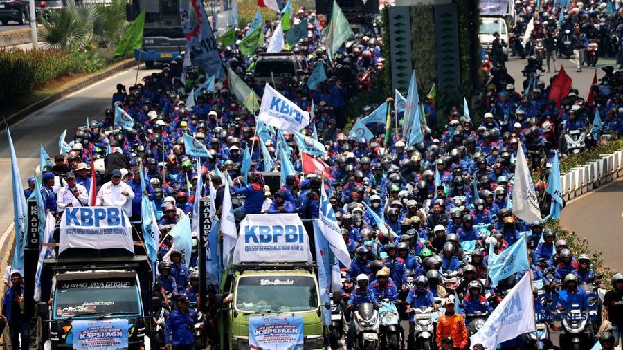 Konvoi buruh menggunakan sepeda motor melintas di kawasan Jalan Jenderal Sudirman-MH Thamrin, Jakarta, Kamis (24/9/2026). (CNBC Indonesia/Muhammad Sabki)