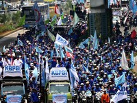 Konvoi buruh menggunakan sepeda motor melintas di kawasan Jalan Jenderal Sudirman-MH Thamrin, Jakarta, Kamis (24/9/2026). (CNBC Indonesia/Muhammad Sabki)