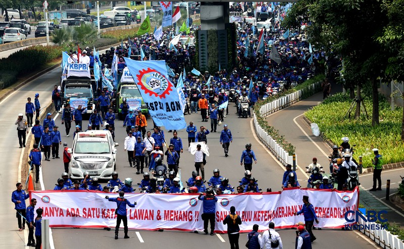 Konvoi buruh menggunakan sepeda motor melintas di kawasan Jalan Jenderal Sudirman-MH Thamrin, Jakarta, Kamis (24/9/2026). (CNBC Indonesia/Muhammad Sabki)