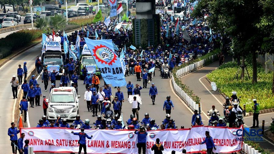 Konvoi buruh menggunakan sepeda motor melintas di kawasan Jalan Jenderal Sudirman-MH Thamrin, Jakarta, Kamis (24/9/2026). (CNBC Indonesia/Muhammad Sabki)