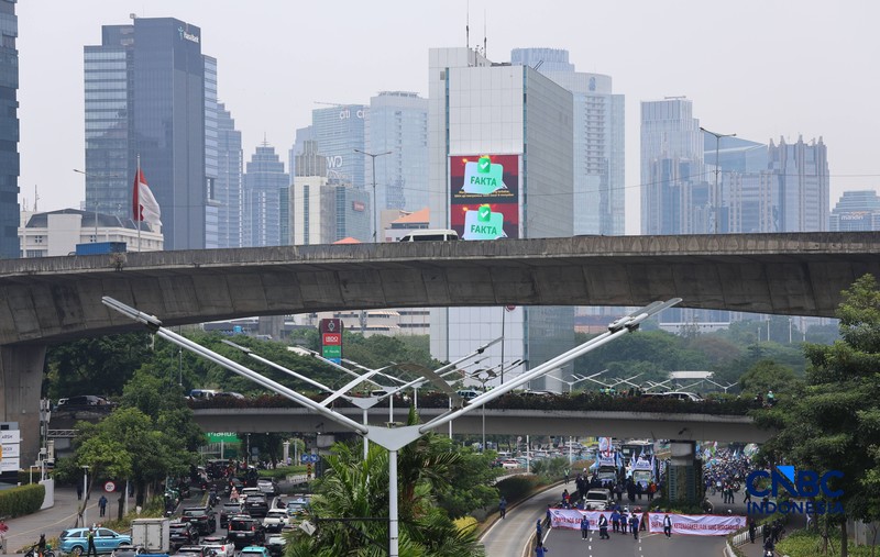 Konvoi buruh menggunakan sepeda motor melintas di kawasan Jalan Jenderal Sudirman-MH Thamrin, Jakarta, Kamis (24/9/2026). (CNBC Indonesia/Muhammad Sabki)