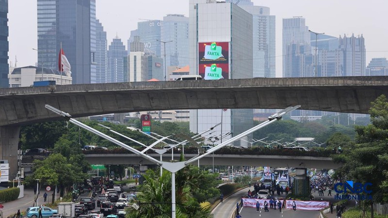 Konvoi buruh menggunakan sepeda motor melintas di kawasan Jalan Jenderal Sudirman-MH Thamrin, Jakarta, Kamis (24/9/2026). (CNBC Indonesia/Muhammad Sabki)