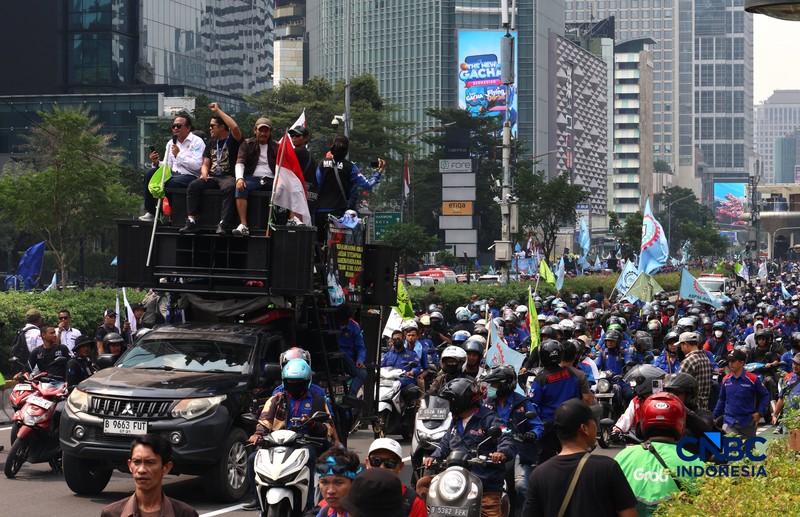 Masa dari kalangan buruh mulai membubarkan diri di depan Gedung Plaza UOB, Jalan M.H Thamrin, Kamis, (24/9/2026). (CNBC Indonesia/Muhammad Sabki)