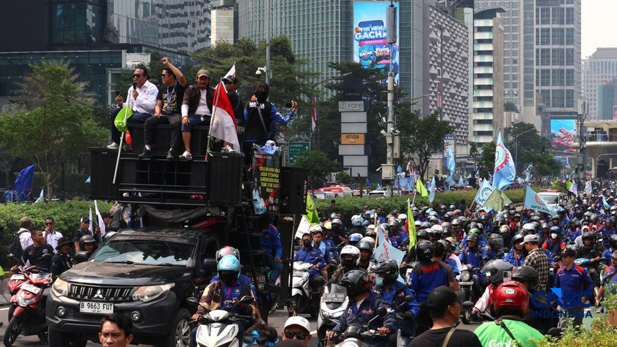 Masa dari kalangan buruh mulai membubarkan diri di depan Gedung Plaza UOB, Jalan M.H Thamrin, Kamis, (24/9/2026).