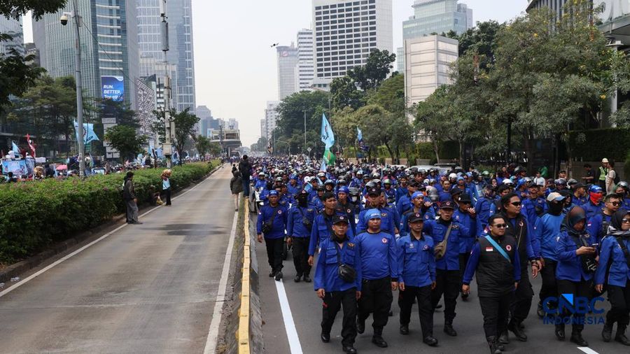 Masa dari kalangan buruh mulai membubarkan diri di depan Gedung Plaza UOB, Jalan M.H Thamrin, Kamis, (24/9/2026).(CNBC Indonesia/Muhammad Sabki)