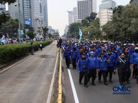 Masa dari kalangan buruh mulai membubarkan diri di depan Gedung Plaza UOB, Jalan M.H Thamrin, Kamis, (24/9/2026).(CNBC Indonesia/Muhammad Sabki)