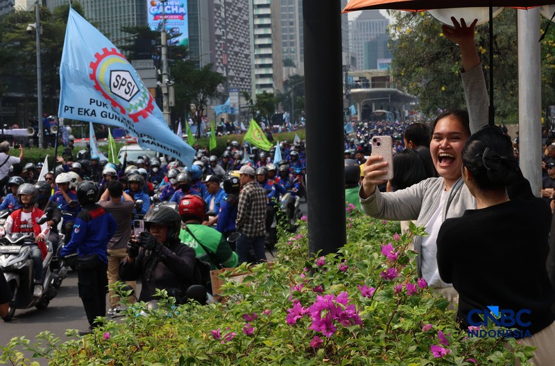 Masa dari kalangan buruh mulai membubarkan diri di depan Gedung Plaza UOB, Jalan M.H Thamrin, Kamis, (24/9/2026). (CNBC Indonesia/Muhammad Sabki)