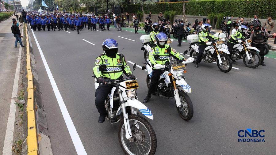 Masa dari kalangan buruh mulai membubarkan diri di depan Gedung Plaza UOB, Jalan M.H Thamrin, Kamis, (24/9/2026).