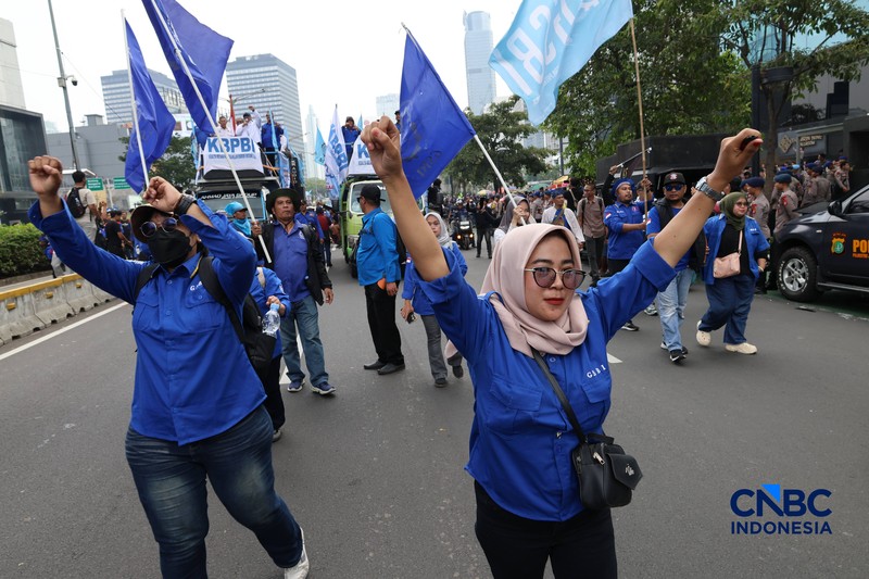 Masa dari kalangan buruh mulai membubarkan diri di depan Gedung Plaza UOB, Jalan M.H Thamrin, Kamis, (24/9/2026). (CNBC Indonesia/Muhammad Sabki)