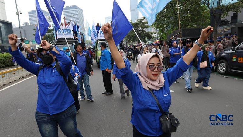 Masa dari kalangan buruh mulai membubarkan diri di depan Gedung Plaza UOB, Jalan M.H Thamrin, Kamis, (24/9/2026).
