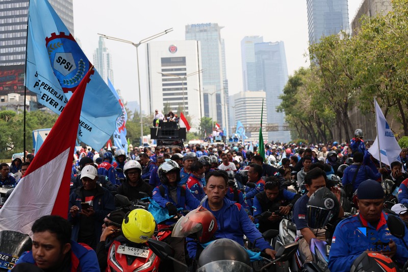 Masa dari kalangan buruh mulai membubarkan diri di depan Gedung Plaza UOB, Jalan M.H Thamrin, Kamis, (24/9/2026). (CNBC Indonesia/Muhammad Sabki)