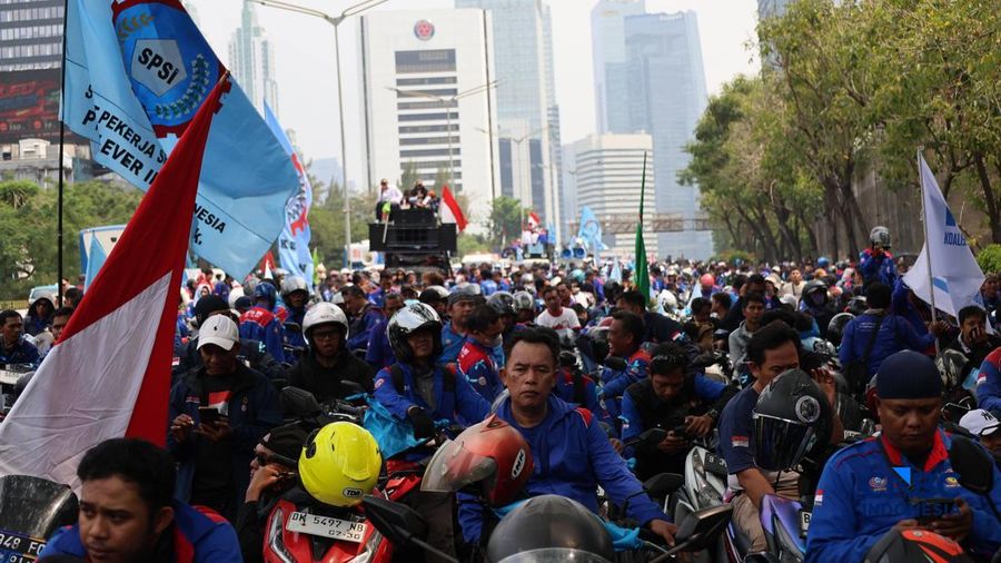 Masa dari kalangan buruh mulai membubarkan diri di depan Gedung Plaza UOB, Jalan M.H Thamrin, Kamis, (24/9/2026).