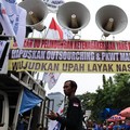 Masa dari kalangan buruh mulai membubarkan diri di depan Gedung Plaza UOB, Jalan M.H Thamrin, Kamis, (24/9/2026).(CNBC Indonesia/Muhammad Sabki)